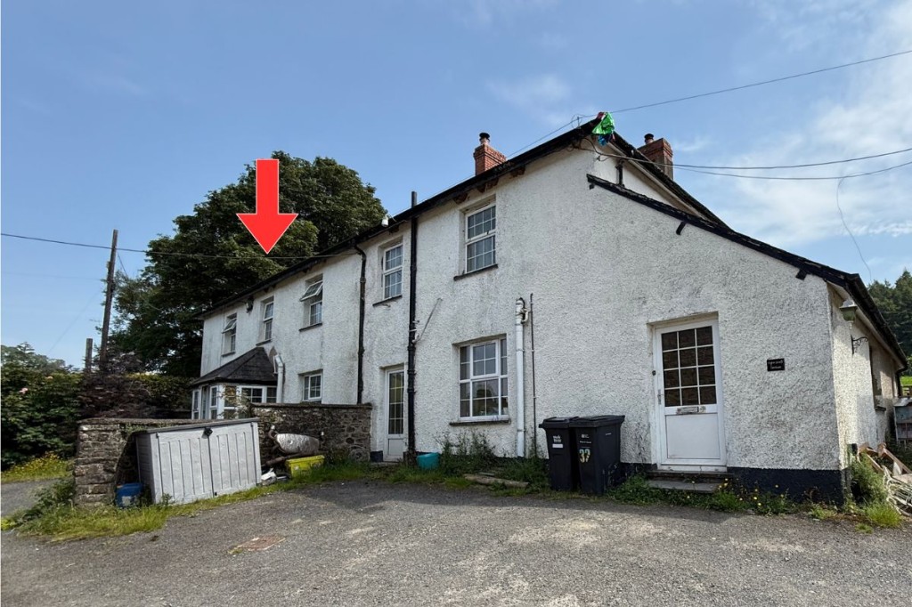 Lot: 29 - TWO-BEDROOM FLAT SITUATED WITHIN HIGHER GRANTS FARM - Front of the property